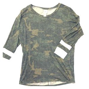 Daytrip Camo oversize 3/4 sleeve shirt. Size XS